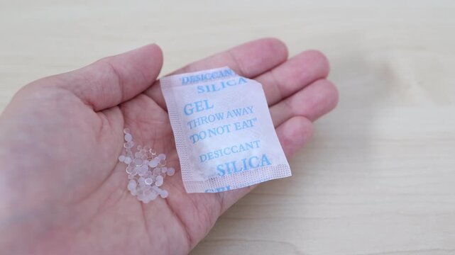 袋に入ったシリカゲル乾燥剤のクローズアップ。