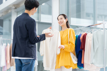 ショッピングをする若いカップル