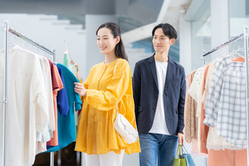 ショッピングをする若いカップル