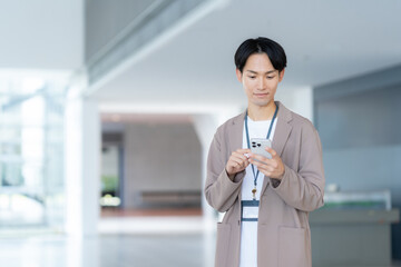 スマホを見る若い男性エンジニア