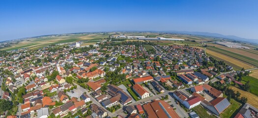Obraz premium Ausblick auf den Markt Wallersdorf im Ferienland Dingolfing-Landau