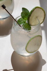 夏の日差しに透き通るレモンスカッシュの入ったグラス