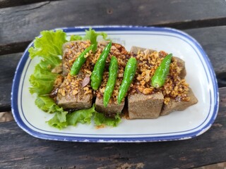 Fried tofu with fried garlic