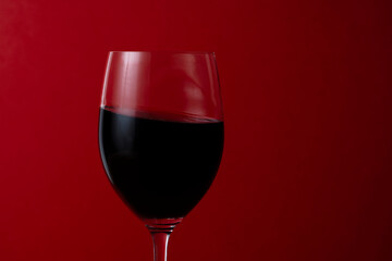 Close-up of a wine glass with red wine.  赤ワインが入ったワイングラスのクローズアップ