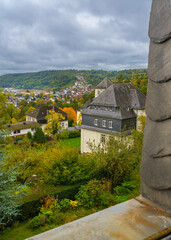 Blick aus dem Fenster auf die Stadt Marburg mit Ockershausen, viel Wald und Natur