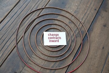 Spiral wire arrangement with a card reading change contracts inward