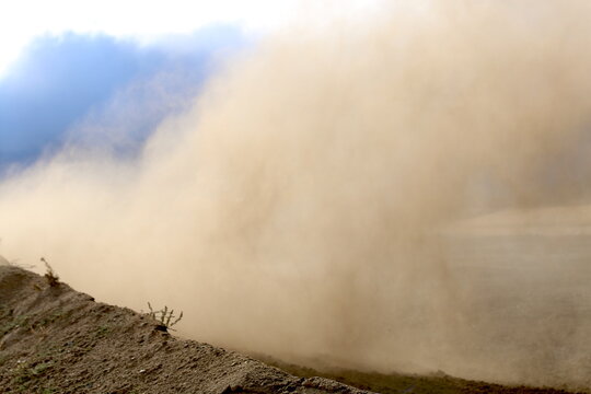 Nube de polvo o arena, levantada por fuerte fricci&oacute;n a gran velocidad, deporte extremo, motocross, derrape, turbulencia, nube, alergia, ahogo, dificultad para respirar