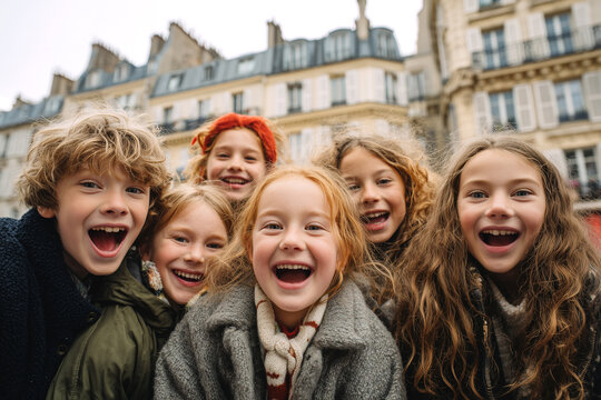 Infancia urbana en movimiento, capturando energ&iacute;a grupal, emoci&oacute;n escolar y conexi&oacute;n social espont&aacute;nea.ni&ntilde;os sonrientes con mochilas y brazos levantados, caminando por calle con edificios de ladrillo.