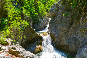 Obraz premium Vythos Waterfall in der Enipeas-Schlucht oberhalb von Litochoro, Griechenland