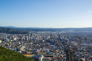福島市の街並みを高台から望む風景