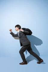 Obraz premium 通勤カバンを持つ走るポーズのスタートのような20代の新卒や就活、リクルートのイメージ全身横顔 