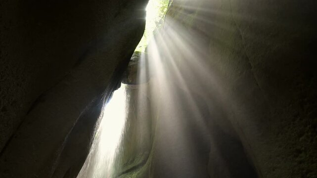 由布川峡谷のチェックストーンと光芒