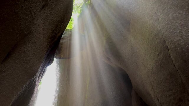 由布川峡谷のチェックストーンと光芒