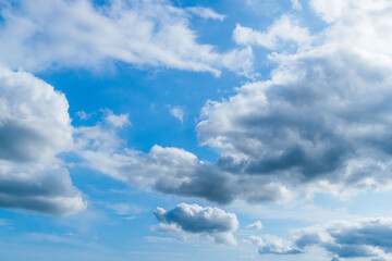 秋の空　雲が多い日の青空と雲03