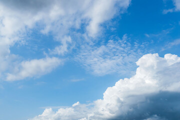 秋の空　雲が多い日の青空と雲06