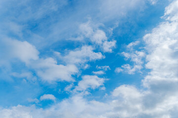 秋の空　穏やかな青空と雲を見上げる102