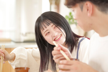 幸せそうに食事をする若いカップル