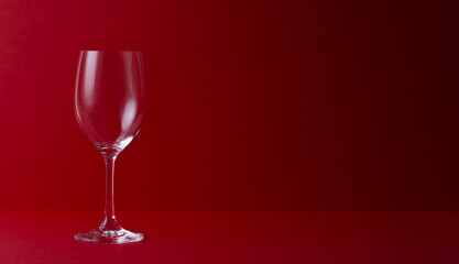 A wine glass on a red background. 赤背景上のワイングラス。