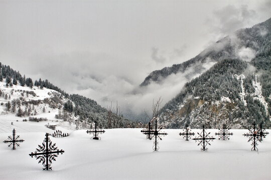 Im Schnee versunkener Teil eines Friedhofs