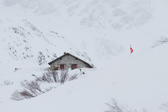 Einsames Haus in den Schweizer Alpen