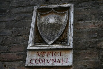 Emblème des bureaux municipaux sur un mur de la rue Sienna