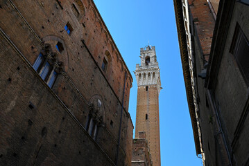 La Torre del Mangia vue d'une ruelle de Sienne