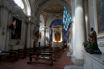 Vue intérieure de l'église Saint-Georges située via Pantaneto à Sienne