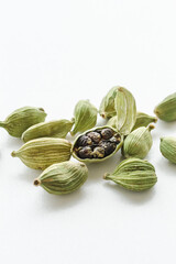 カルダモン　白背景