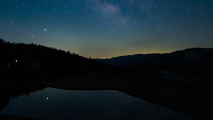 星を映す静寂の水田