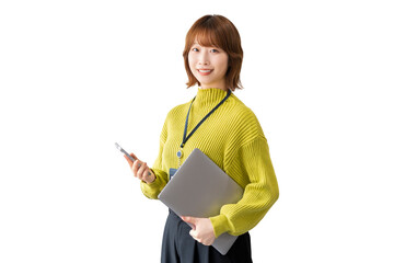 パソコンとスマートフォンを持つ笑顔の女性