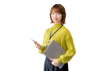 パソコンとスマートフォンを持つ笑顔の女性