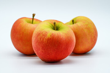 흰색 배경의 세개의 빨간 사과 