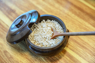 작은 항아리에 담긴 소금과 숟가락 