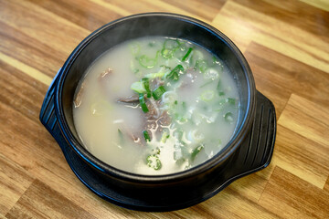 뚝배기에 따뜻하게 끊여진 흰색 국물의 설렁탕 