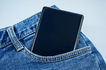 청바지에 넣은 검은색 휴대폰 흰색 배경 컷 