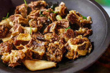 그릴 불판에 익어가는 소 갈비찜 