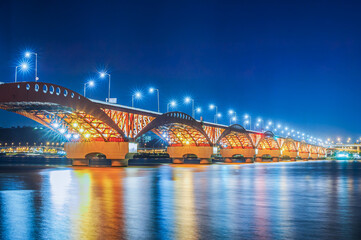 잔잔하게 흐르는 한강 위 불빛이 화려한 다리 야경 