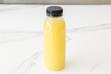Jus de gingembre fait maison – boisson africaine traditionnelle épicée et rafraîchissante, à base de racine de gingembre frais