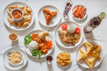 Présentation de plats africains (mets emblématiques comme le Mafé, le Yassa, le Thiep, les Pastels, le Riz au poisson) – spécialités sénégalaises et maliennes vues du dessus (vue à 90°)