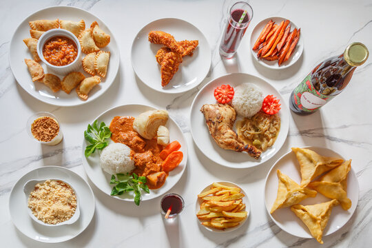 Pr&eacute;sentation de plats africains (mets embl&eacute;matiques comme le Maf&eacute;, le Yassa, le Thiep, les Pastels, le Riz au poisson) &ndash; sp&eacute;cialit&eacute;s s&eacute;n&eacute;galaises et maliennes vues du dessus (vue &agrave; 90&deg;)