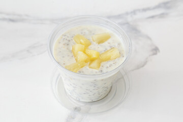 Thiakry à l’ananas – dessert sénégalais à base de couscous de mil, lait et fruits tropicaux. Dessert traditionnel du Sénégal. 