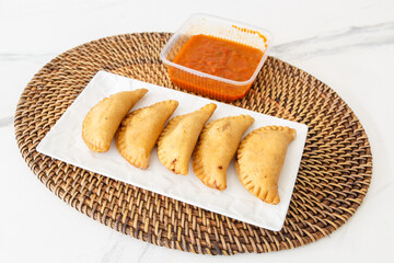 Pastels sénégalais – beignets salés farcis au poisson, spécialité de la cuisine africaine de l’Ouest