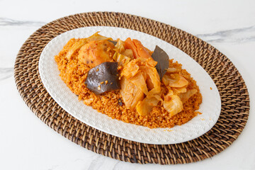 Thiep au poulet – plat traditionnel sénégalais à base de riz, légumes et épices, symbole de la cuisine africaine. Thiep, Tiep, Thiéb, Thiéboudienne, Tiep bou dien, Thieboudieune, Thieb au poulet, Tiep