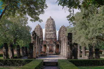 Fototapeta premium Wat Sri Sawai, an ancient temple with three top pagodas in Sukhothai Historical Park, Thailand, is a UNESCO World Heritage site.