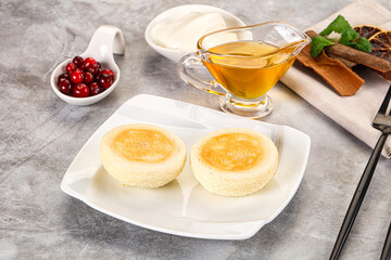Roasted cheesecakes - Syrniki with honey