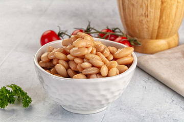 Canned white beans in the bowl