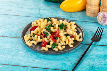 Pasta with spinach and tomato
