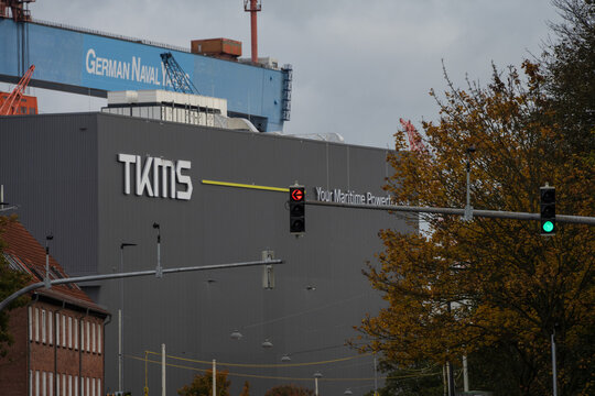 Kiel, Deutschland, 16.10.25, Logos und Werftanlagen von TKMS dem Marineschiffbaukonzern in Kiel, der am 20.10.25 von ThyssenKrupp an die B&ouml;rse gebracht wird
