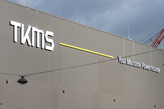 Kiel, Deutschland, 16.10.25, Logos und Werftanlagen von TKMS dem Marineschiffbaukonzern in Kiel, der am 20.10.25 von ThyssenKrupp an die B&ouml;rse gebracht wird