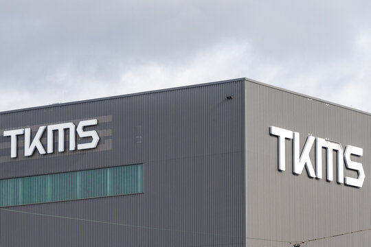 Kiel, Deutschland, 16.10.25, Logos und Werftanlagen von TKMS dem Marineschiffbaukonzern in Kiel, der am 20.10.25 von ThyssenKrupp an die B&ouml;rse gebracht wird